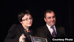 Seda Papoyan of RFE/RL's Armenian Service receives a Silver Microphone award.