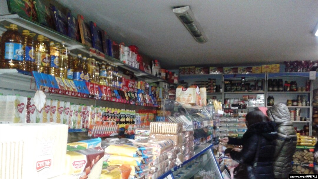 Покупатели в небольшом продуктовом магазине в Алматы. Иллюстративное фото.