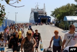 Туристи сходять із порома в Керчі. РФ, 2014 рік
