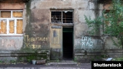 будинок у місті Золоте Луганської області, поблизу лінії розмежування. 25 вересня 2019 року