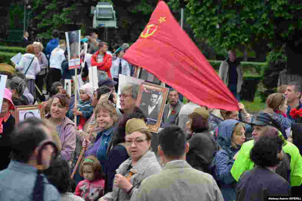 Кто-то пришел на шествие с красным стягом СССР. Алматы, 9 мая 2016 года.