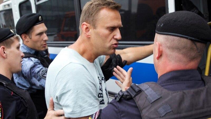 Жөө жүрүш үчүн кармалган Навальный кайра бошотулду