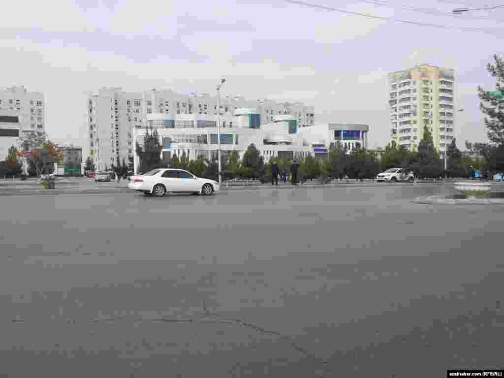 "Andalyp" köçesiniň Parahat-2 böleginde pyýadalar üçin hiç hili ýodalar göz öňünde tutulmandyr.