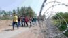 Migrantët kërkojnë vrima në gardhin hungarez