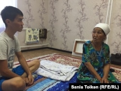 Кайрат Досмагамбетова (слева) и его мать Онайгуль Досмагамбетова. Жанаозен, 30 сентября 2017 года.