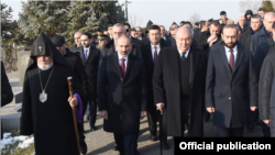 Премьер-министр Армении Никол Пашинян в сопровождении других официальных лиц посещает воинский пантеон «Ераблур» в Ереване, 28 января 2020 г.