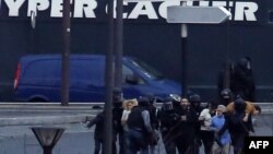 Poliția evacuează ostatecii de la magazinul evreiesc de la Porte de Vincennes, estul Parisuluiu, 9 ianuarie 2014