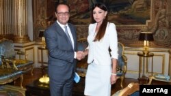 Azerbaijan's first lady, Mehriban Aliyeva, had an awkward run-in with a journalist not long after meeting with French President Francois Hollande at the Elysee Palace. 