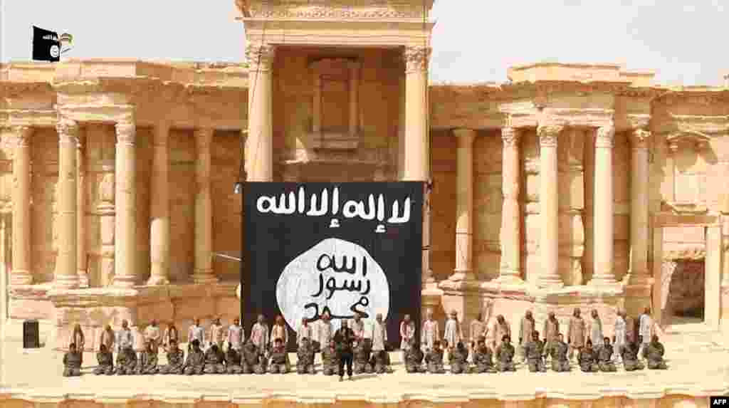 Накануне массовой казни солдат сирийской армии боевиками ИГ в Пальмире, 2015 год &nbsp;