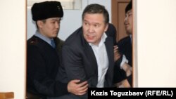 Обвиняемого в разжигании розни Серикжана Мамбеталина выводят из зала суда. Алматы, 20 января 2016 года.