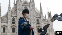 Un turist în Piața Duomo din Italia. Martie 2020