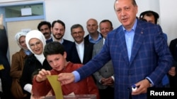 رجب طیب اردوغان رئیس جمهور ترکیه در جریان رأی دهی.