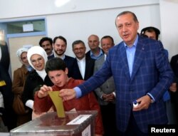Erdogan casts his ballot at a polling station in Istanbul on April 16.