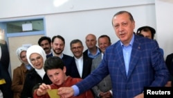 Эрдоган голосует на избирательном участке в Стамбуле