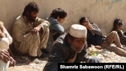 تصویر آرشیف: تعدادی از معتادان مواد مخدر در گوشه یی از شهر کابل 