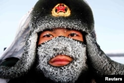 Китайский пограничник на границе с Россией. Провинция Хэйлунцзян, 2015 год