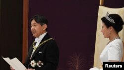 Такка отурган император Нарухито жубайы каныша Мосако менен. 1-май, 2019-жыл. Токио. 
