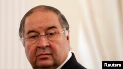 Russian businessman Alisher Usmanov says he was "distressed" that U.S. scientist James Watson had felt forced to sell his Nobel Prize gold medal. (file photo)