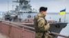 Український військовий на фоні фрегата «Гетьман Сагайдачний», архівне фото