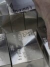 Слитки платины на заводе цветных металлов "Красцветмет"