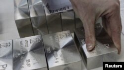 Слитки платины на заводе цветных металлов "Красцветмет"