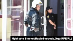 Рятувальник і поліцейська на місці пожежі в готелі «Токіо-Стар» в Одесі, 17 серпня 2019 року