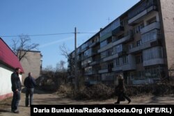 За сто метрів від знайденою під виділення АТОвцями ділянкою – багатоповерхівки, а поруч – дитячий садочок