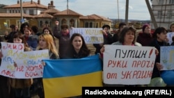 Участницы акции за мир и против пребывания российских войск в Крыму