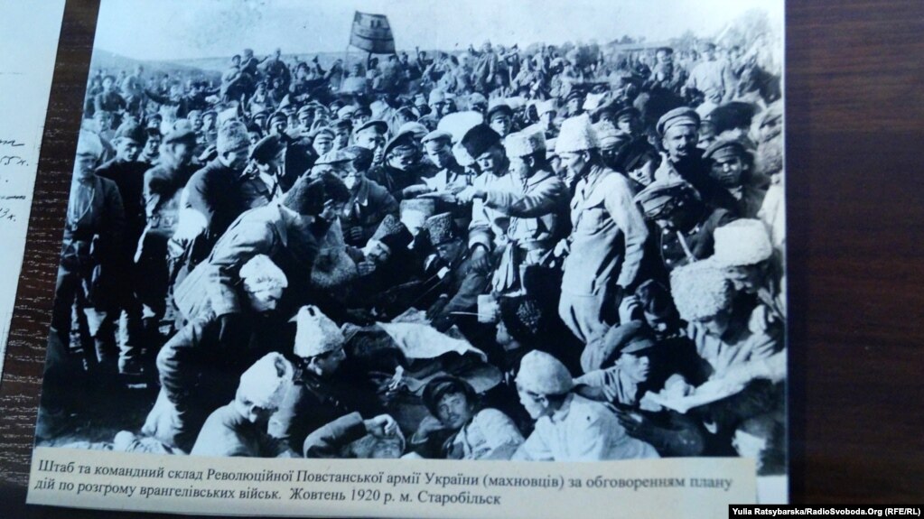 Фотографія на виставці, присвяченій Несторові Махну. Дніпро, 7 листопада 2018 року 