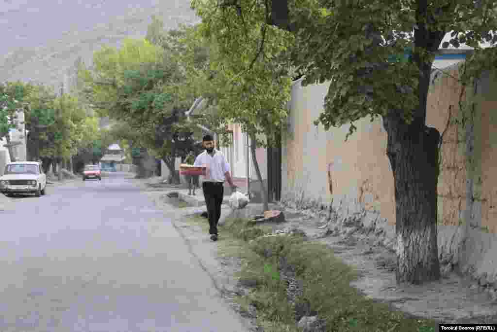 Ак-Сайга Тажикстандын Кожоало айылындагы мына ушул жол менен гана барууга мүмкүн.