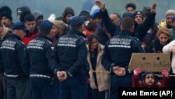 Policajci Granične policije BiH zadržavaju migrante na graničnom prijelazu s Hrvatskom, Maljevac, oktobar 2018. 