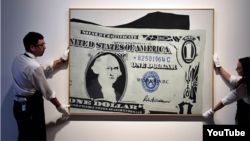 Andy Warholyň 1962-nji ýylda çeken “One dollar bill”, ýagny “Bir dollarlyk kagyz pul” atly eseri Londonyň “Sotheby” auksion öýünde satyldy.