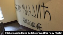 Grafiti izlepljeni na kancelarije Incijativa mladih za ljudska prava u Beogradu, 11. mart 2019.
