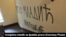 Grafiti izlijepljeni na kancelarije NVO "Incijativa mladih za ljudska prava" u Beogradu 11. marta 2019.