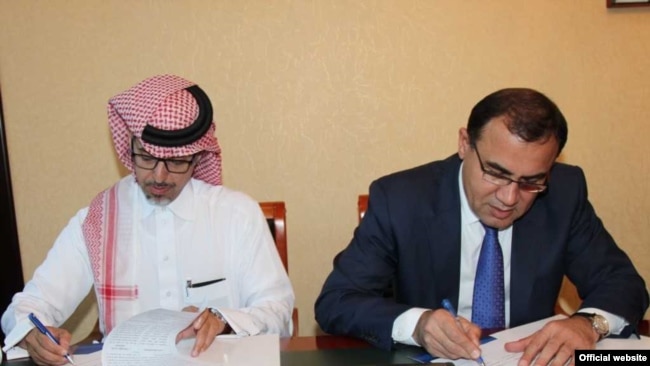Глава &laquo;Таджиксодиротбанк&raquo;-а Тоджиддином Пирзода и председатель &laquo;Saudi Investment Group&raquo; Шейх Валидом Ад-Дахаш Ат-Тувайджири подписывают предварительный договор. Душанбе, май 2018 года