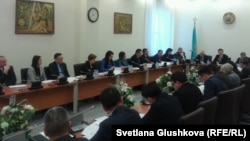 Қылмыстық кодексті талқылап отырған парламент депутаттары. Астана, 23 қаңтар 2014 жыл. (Көрнекі сурет)