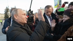 Prezident Vladimir Putin Nijni-Taqildə yerli sakinlər ilə görüşür.
