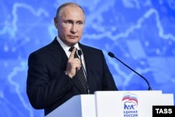 Владимир Путин выступает на XVIII съезде партии "Единая Россия"