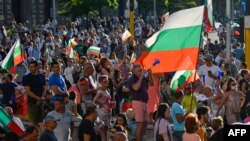 Социологическите агенции "Галъп интернешънъл" и "Тренд" са единодушни, че най-губещи от продължаващите 41 дни протести са ГЕРБ и БСП, а най-печеливши - "Има такъв народ" на Слави Трифонов и "Демократична България"
