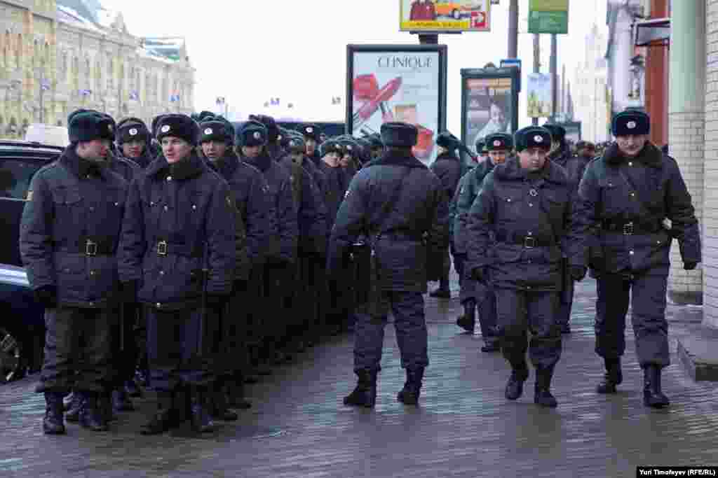 Солдаты ВВ на Новой площади в Москве.