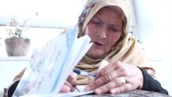Gruaja afgane mëson të lexojë dhe shkruajë në moshën 63-vjeçare