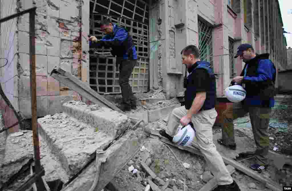 Спостерігачі ОБСЄ вивчають пошкоджену внаслідок артобстрілу будівлю школи N58 у Київському районі Донецька, 3 травня 2015 року