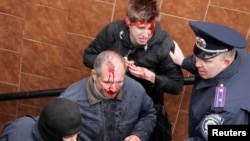 Прихильники єдиної України, побиті у Харкові сепаратистами, 13 квітня 2014 року