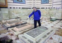 Санитарная обработка в мавзолее Фатимы Масуме в Куме, 25 февраля 2020 года.