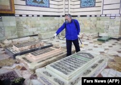 Санитарная обработка в мавзолее Фатимы Масуме в Куме, 25 февраля 2020 года.