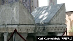 Ақсақ Темір кезінде "османдық Құран" қойылған тақта тас. Самарқанд, 24 тамыз 2012 жыл.