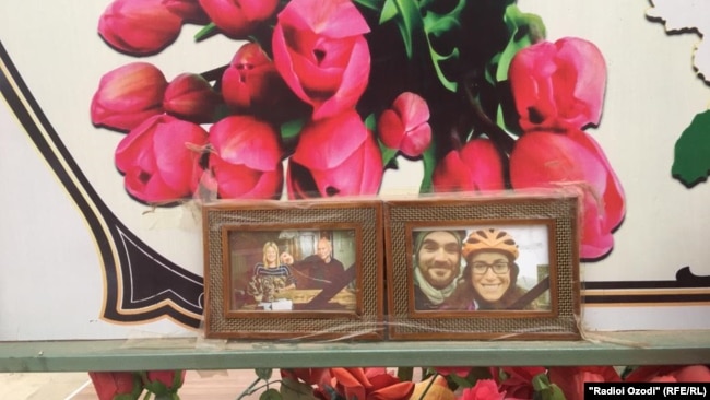 Мемориальная доска на месте нападения на велотуристов