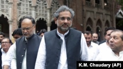FILE: Former Pakistani Prime Minister Shahid Khaqan Abbasi (C) leaves a court in Lahore in June 2018.