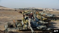 تانک های تخریب شده که از جریان تهاجم روسیه در افغانستان به جا مانده است.