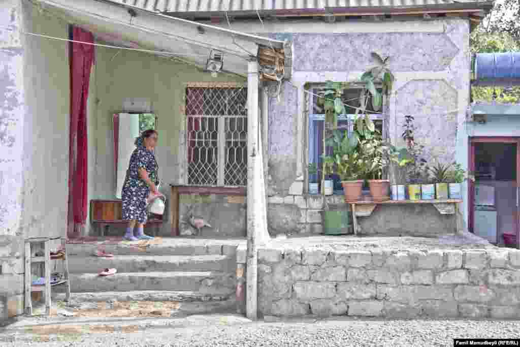 Simuzər Bağırova: &laquo;Əlimiz-qolumuz soyuyub. Soğanlıqdakı məhsulu gedib yığa bilmirik. Evimizi axırıncı dəfə nə vaxt təmir etmişik, yadımda deyil&raquo;.